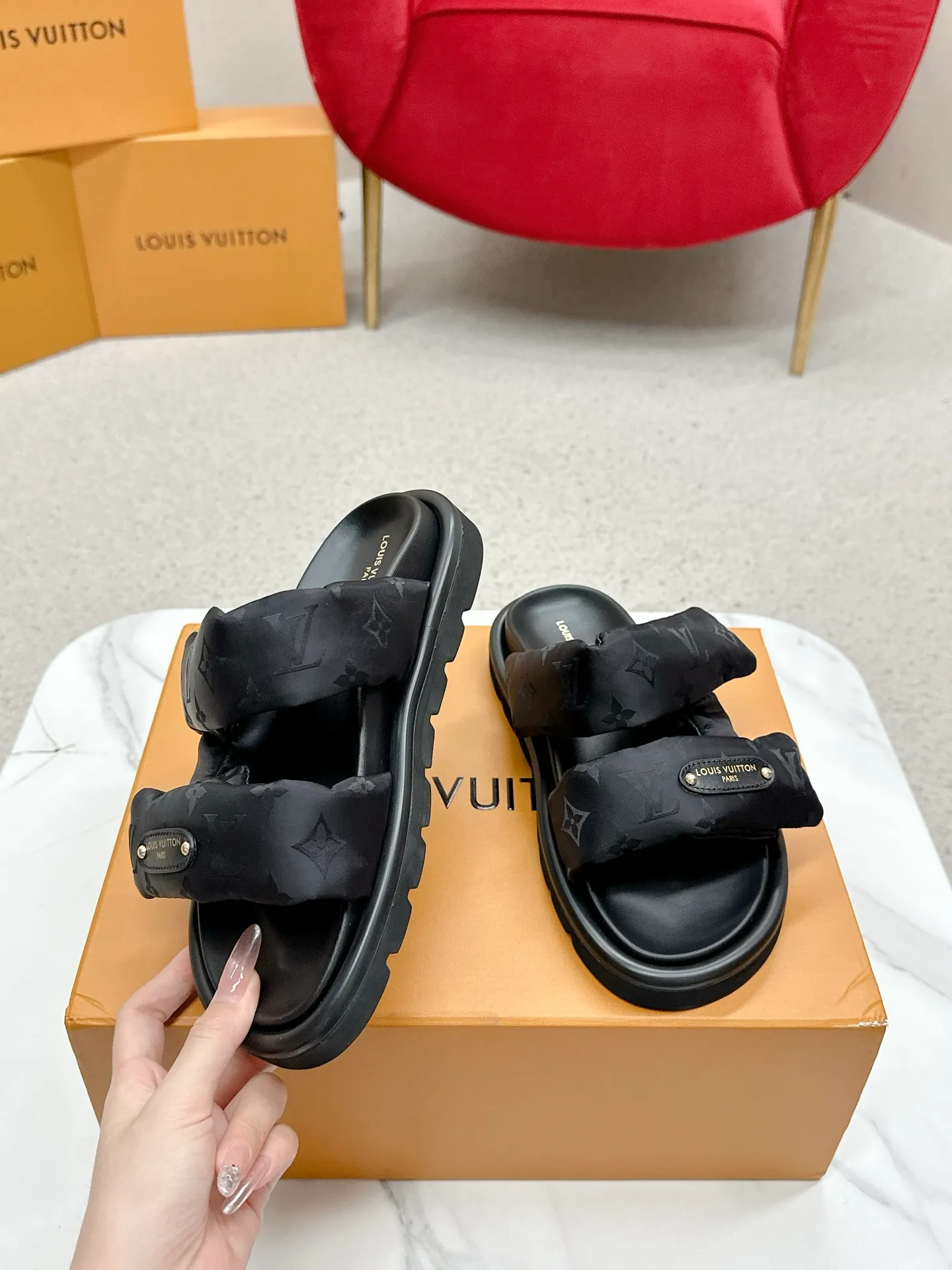 P340 yuan LV Louis Vuitton Full of high-end feel! A popular model among bloggers at home and abroad, it’s retro and fashionable, and looks stunning on your feet! Mainly recommended model on the official website★ ━━━━━ ЅᏇєєt ━━━━━ ▪️Upper: original calfskin ➕5D printing process ▪️Inner: imported mixed sheepskin ▪️Outsole: original molded foam outsole ▪️Size: Female 35-40 Men's 39-44 (women's 41 men's 45)
